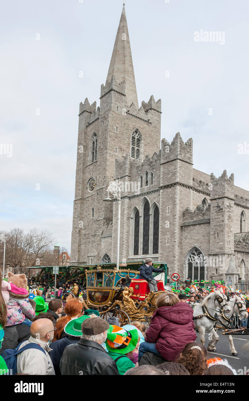 Dublino, Irlanda - 17 Marzo: san Patrizio parata a Dublino, Irlanda. Il 17 marzo 2014. Persone dress up Saint Patrick's Da Foto Stock