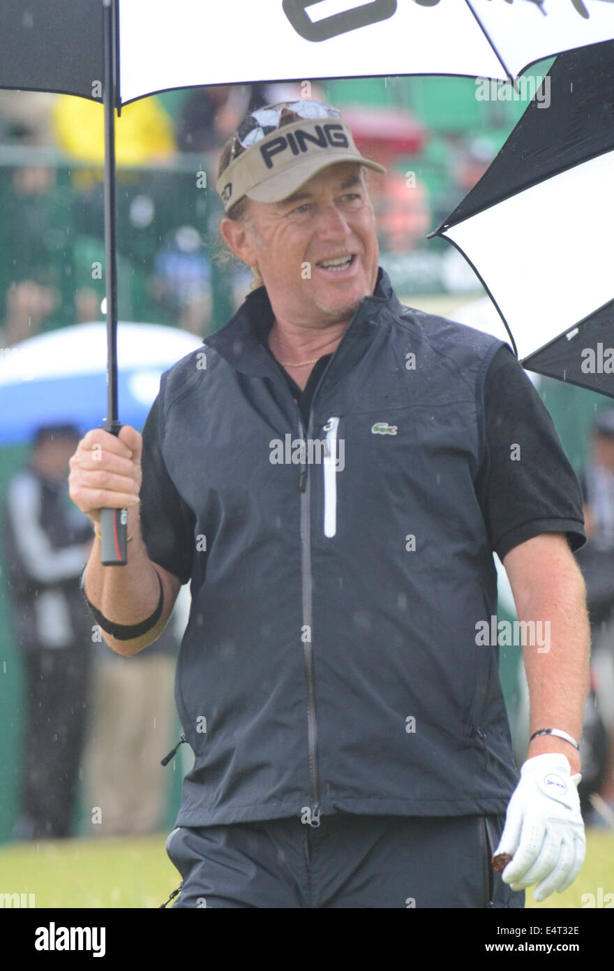 Royal Liverpool Golf Club, Hoylake, UK. 16 Luglio, 2014. Il finale aperto giorno di pratica. Miguel Angel Jimenez rifugiandosi sotto un ombrello durante la sua pratica rotonda. Credito: rsdphotography/Alamy Live News Foto Stock