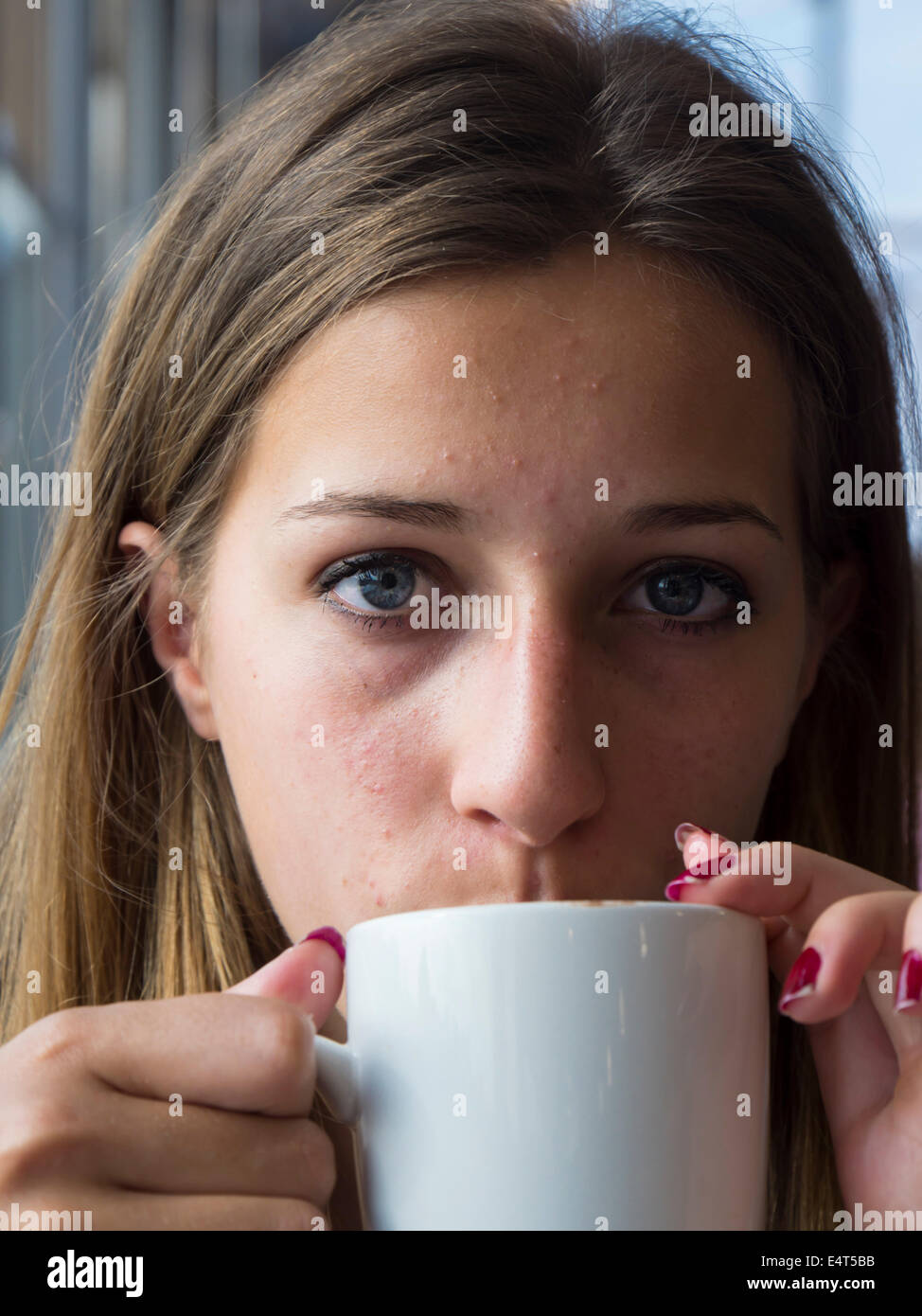 Ragazza adolescente bevande calde bevande al cioccolato Foto Stock