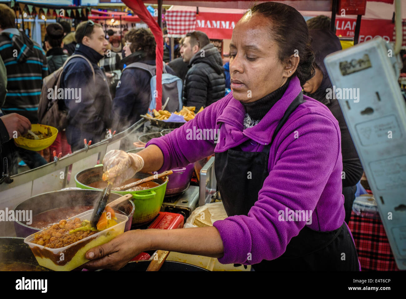 Mercato fornitore di prodotti alimentari. International Food stallo a Greenwich, mercato London REGNO UNITO Foto Stock