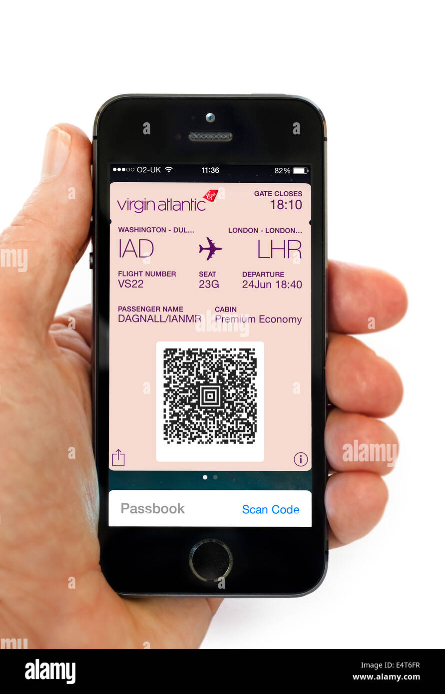 Carta d'imbarco mobile utilizzando il libretto app su un Apple iPhone 5S, REGNO UNITO Foto Stock
