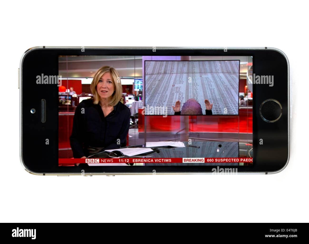Guardando la BBC News live tramite la BBC iPlayer app su un Apple iPhone 5S Foto Stock