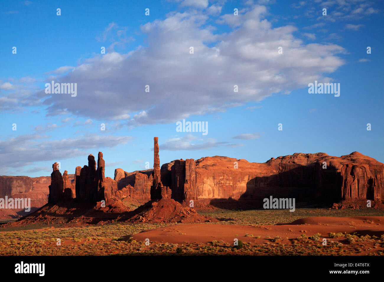 Yei Bi Chei e Totem Pole di colonne di roccia, Monument Valley Navajo Nation, Arizona, vicino al confine dello Utah, Stati Uniti d'America Foto Stock