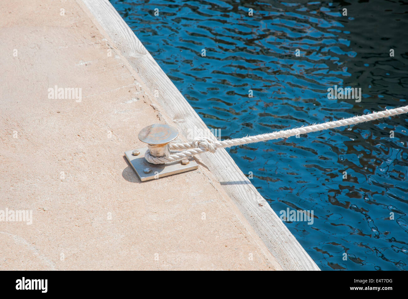 Nodo marinaio legata al poster per la barca non recinzione Foto Stock