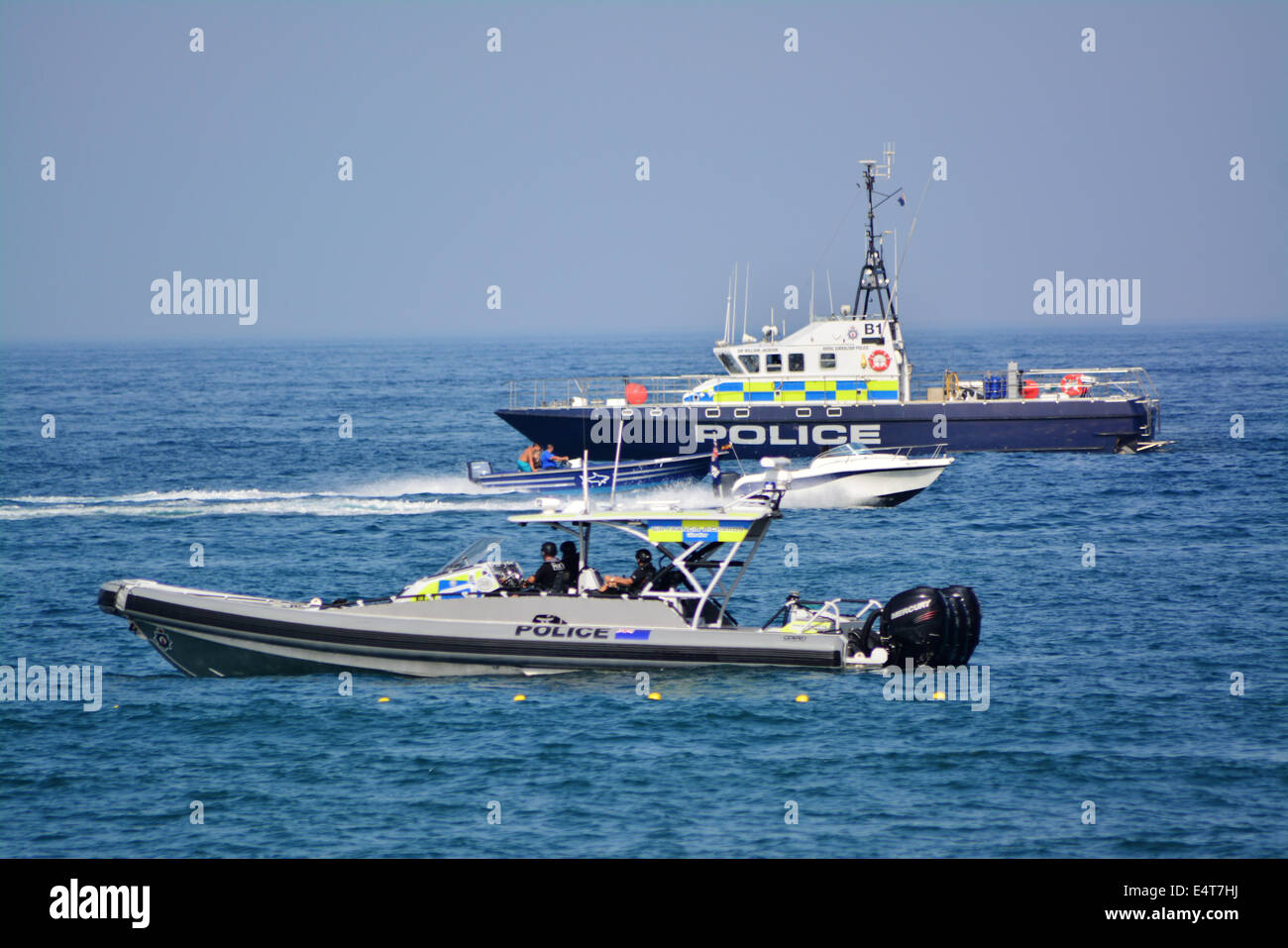 Gibilterra, 16 Luglio 2014 - Un Royal Gibilterra pattuglia di polizia nave orologi come spagnolo motoscafi immettere acque di Gibilterra in direzione sud dalla Spagna dalla zona dove la processione ha avuto luogo. Doppio filtro controlli marittimi sono stati al posto sul lato est delle acque di Gibilterra come l'annuale "Virgen del Carmen' marine processione ha avuto luogo a La Linea, Spagna, direttamente accanto a Gibilterra lato est spiagge. Sono stati partecipanti i pescatori spagnoli al centro di tensioni politiche tra Gibilterra e la Spagna. Credito: Stephen Ignacio/Alamy Live News Foto Stock