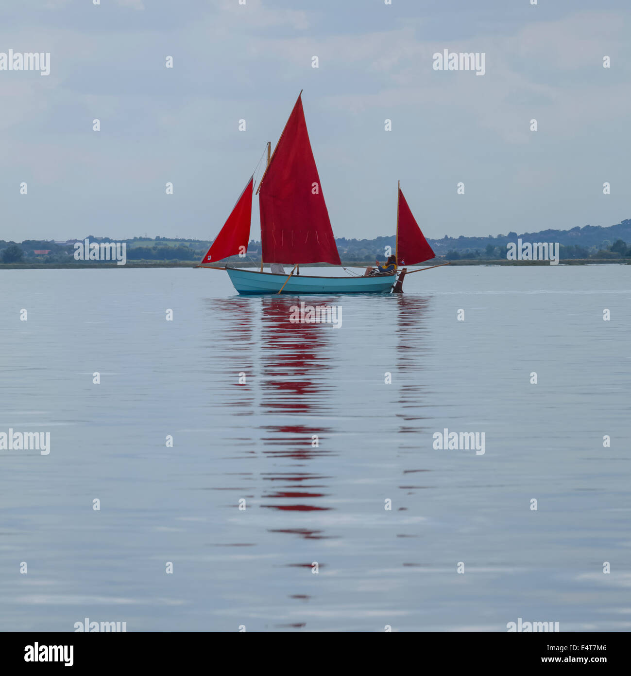 Piccolo Yacht a vela completa Foto Stock