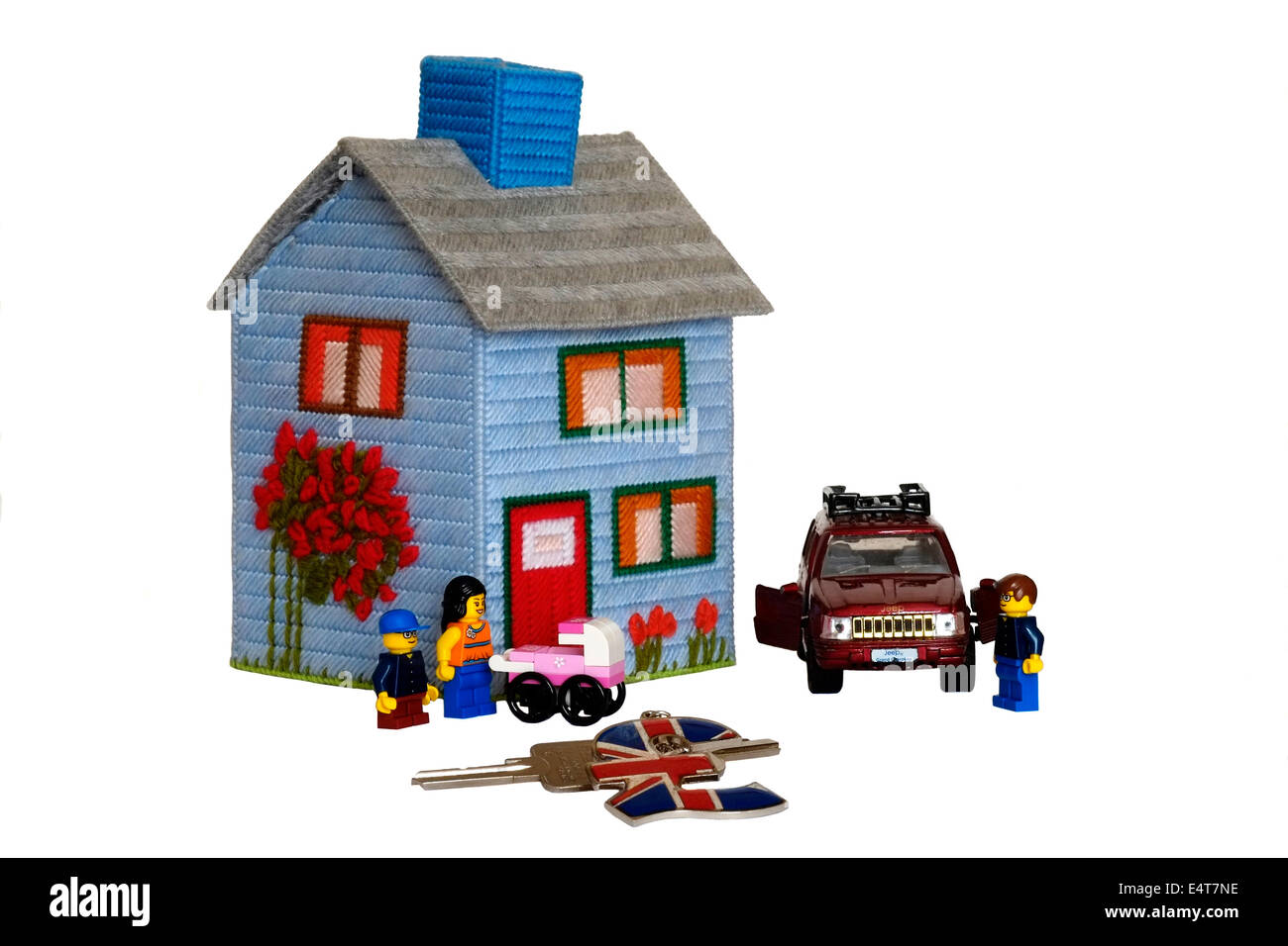 Modello di casa con auto e famiglia con le chiavi in un unione jack lira sterlina portachiavi sagomato Foto Stock