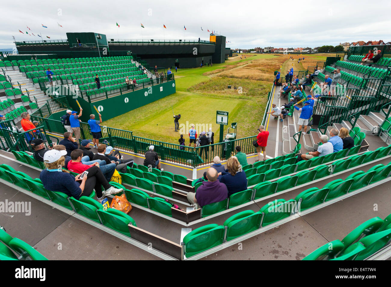 Hoylake, UK. 16 Luglio, 2014. L'Open di Golf Spettatori inizio per riempire le sedi al tee off sul primo foro al Royal Liverpool, Milton Keynes, Regno Unito Foto Stock
