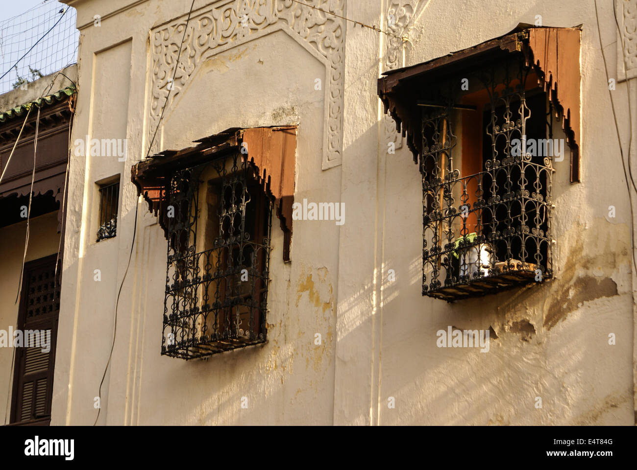 La Fes (fez) è composta di thousants piccole strade come questo. Le case sono mande uno sulla parte superiore del vecchio. Foto Stock