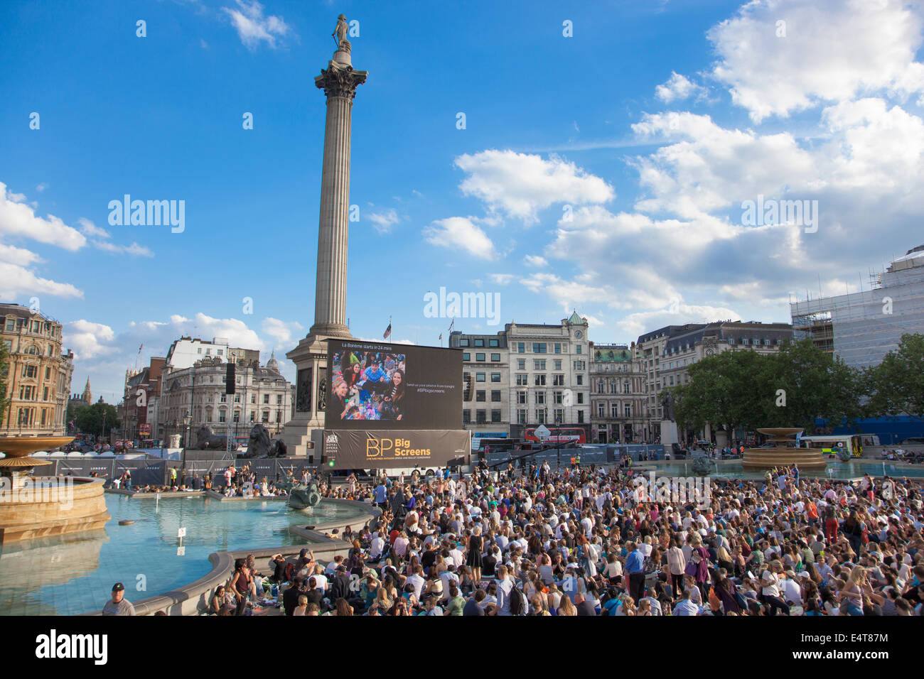 15/07/2014 Londra, Regno Unito - BP Estate schermi, live di screening La Boheme della Royal Opera House di Trafalgar Square Foto Stock