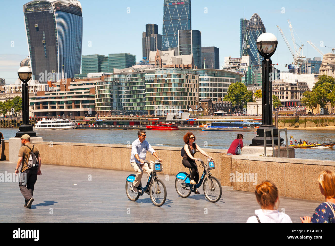 Vista dei turisti in bicicletta equitazione intorno al fiume Tamigi,Londra,UK Foto Stock