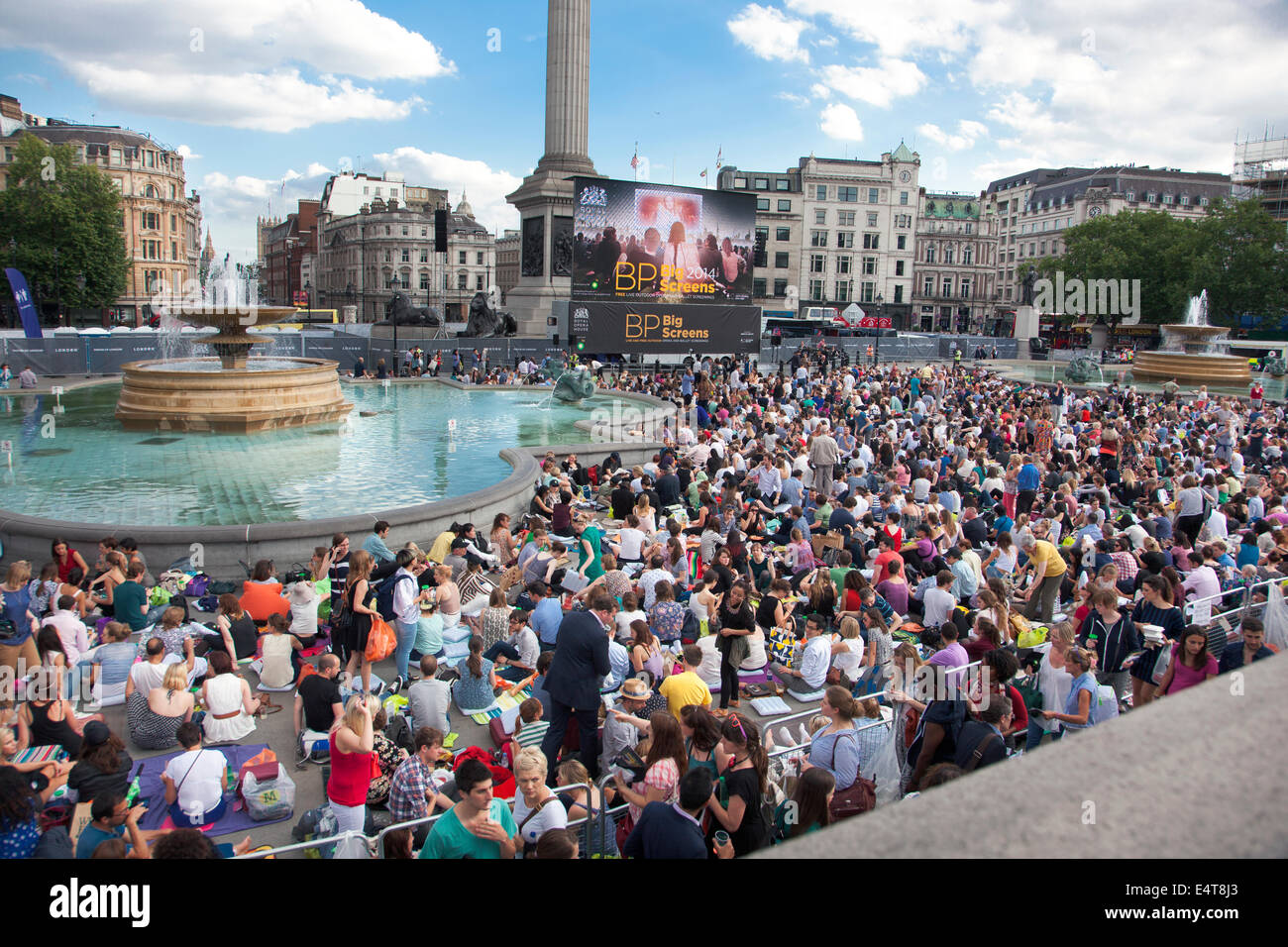 15/07/2014 Londra, Regno Unito - BP Estate schermi, live di screening La Boheme della Royal Opera House di Trafalgar Square Foto Stock