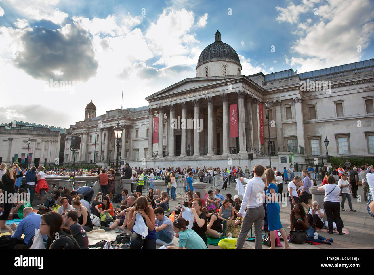 15/07/2014 Londra, Regno Unito - BP Estate schermi, live di screening La Boheme della Royal Opera House di Trafalgar Square Foto Stock