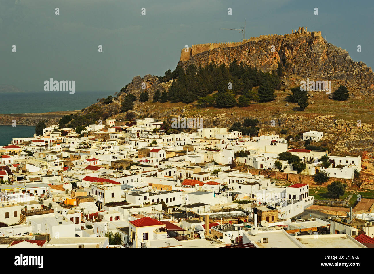 La città di Lindos e Acropoli di Lindos, RODI, DODECANNESO, Mar Egeo, Grecia, Europa Foto Stock
