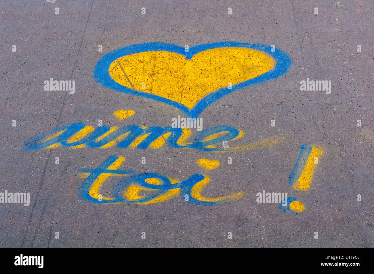 Aime toi! Graffiti in blu e giallo trovato su una strada di Parigi Francia Foto Stock