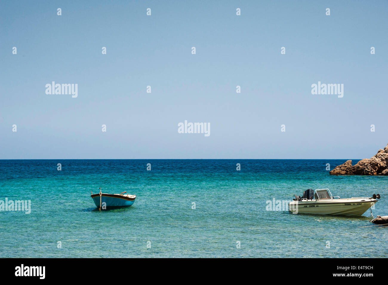 Due barche sul Mare Mediterraneo Foto Stock