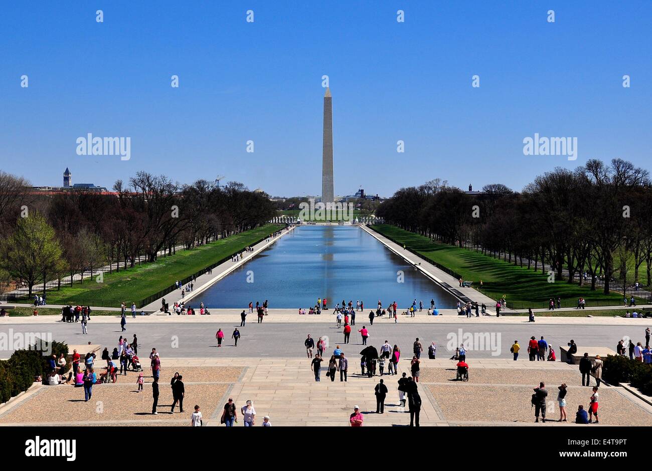 Washington, DC: vista dal Lincoln Memorial plaza oltre la piscina riflettente per il Monumento di Washington * Foto Stock