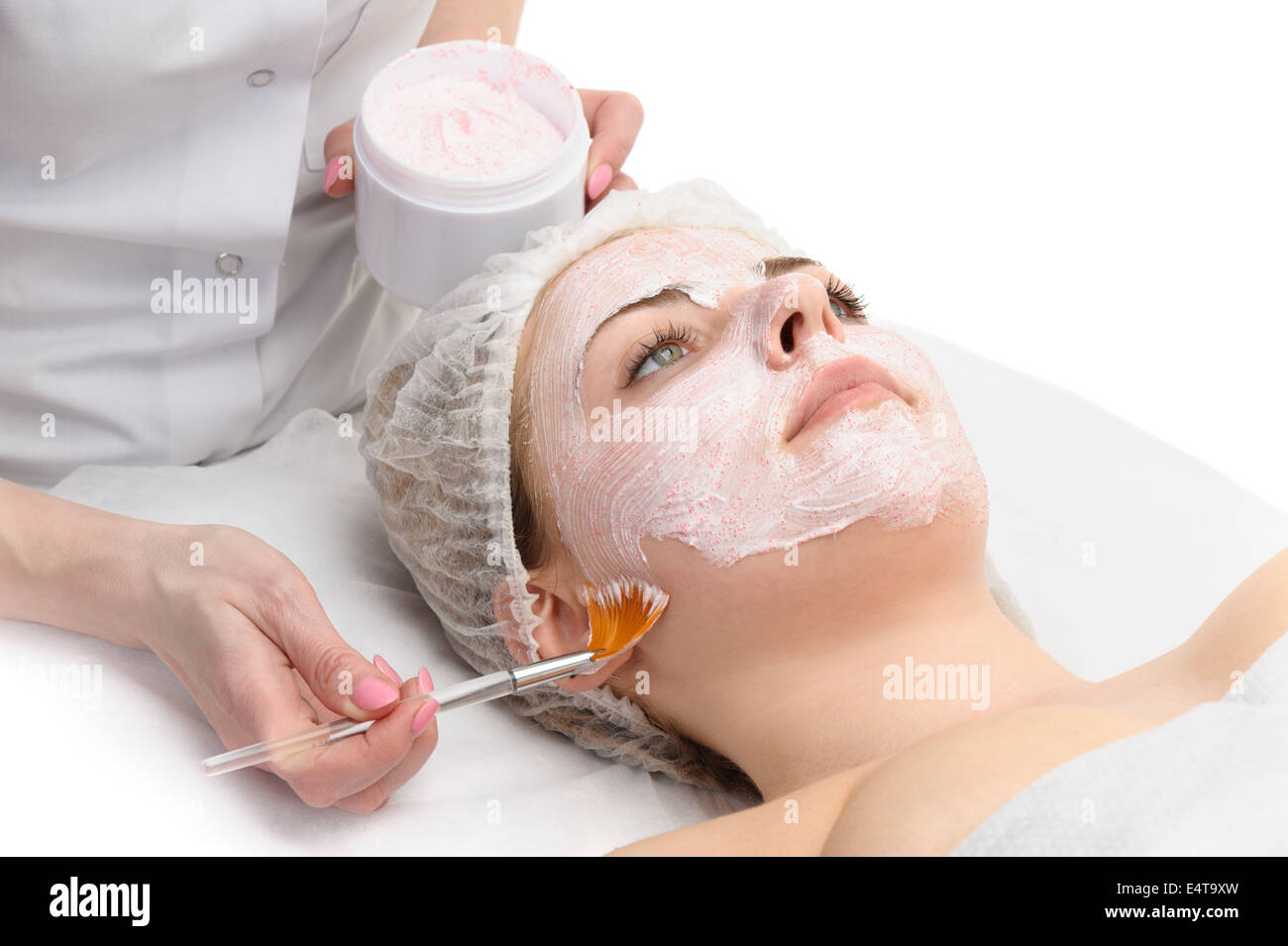 Peeling viso maschera applicando Foto Stock