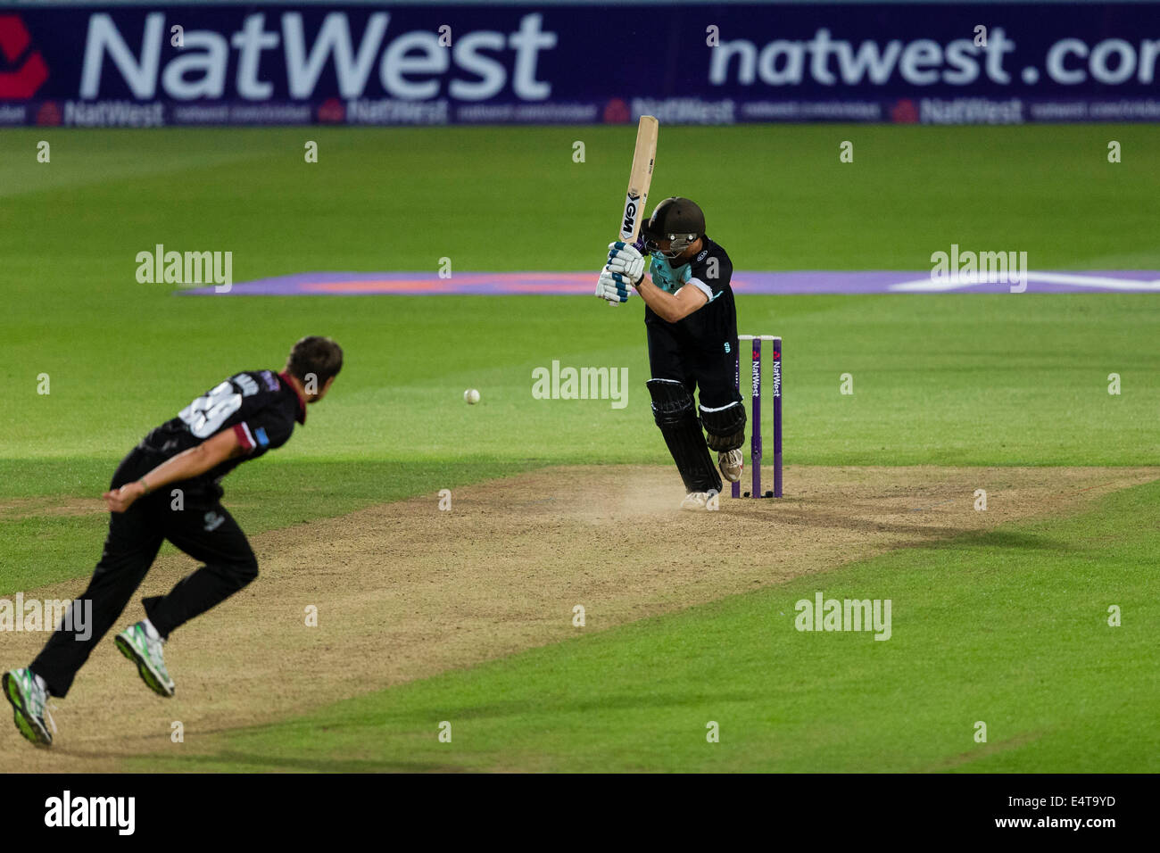 Londra, Regno Unito. 16 Luglio, 2014. NatWest T20 Blast, Surrey versus Somerset alla Kia ovale. Surrey's Zafar ANSARI colpisce la vincita viene eseguito nell'ultimo. Credito: Azione Sport Plus/Alamy Live News Foto Stock