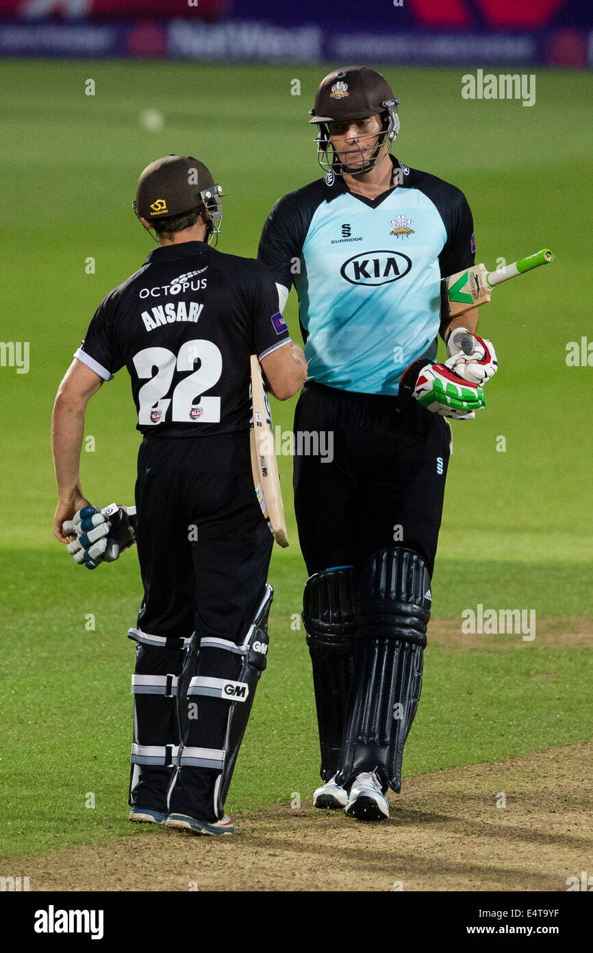 Londra, Regno Unito. 16 Luglio, 2014. NatWest T20 Blast, Surrey versus Somerset alla Kia ovale. Surrey's Chris TREMLETT &AMP; Zafar ANSARI congratularmi con ogni altro dopo che fissano la vittoria nell'ultimo su credito: Azione Sport Plus/Alamy Live News Foto Stock