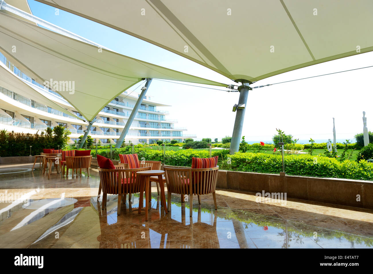 La ricreazione sedie a sdraio sulla terrazza presso l'hotel di lusso, Antalya, Turchia Foto Stock
