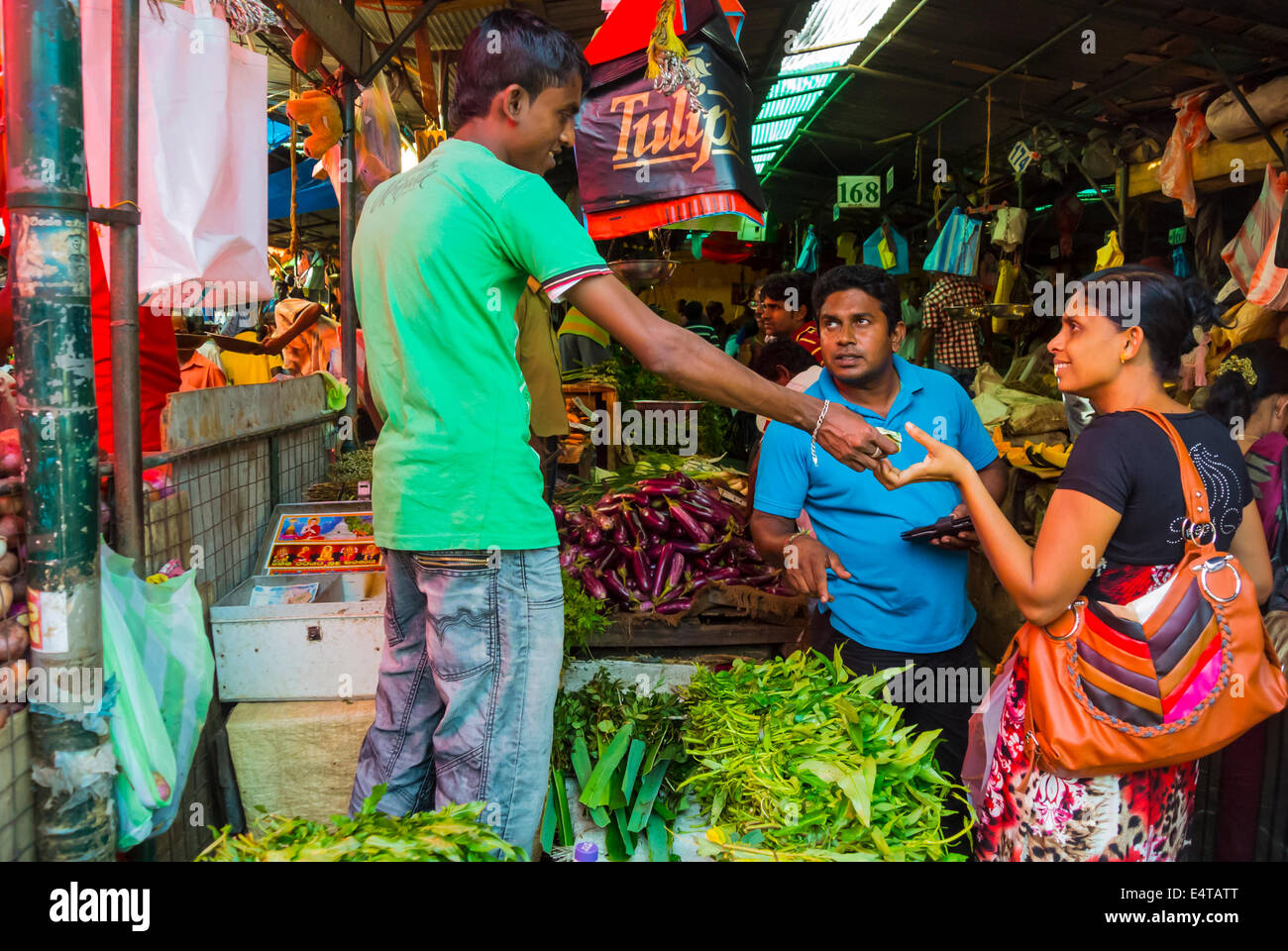 Il governo dello Sri Lanka giovane lo shopping al mercato alimentare di Kandy Sri Lanka Foto Stock