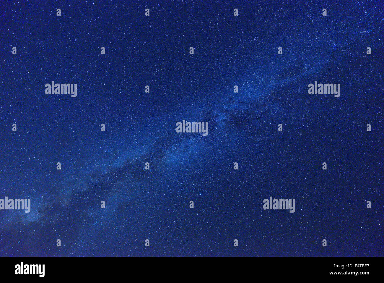 Cielo stellato e la Via Lattea nel deserto, Matruh Governatorato, deserto libico, il Deserto del Sahara, Egitto, Africa Foto Stock