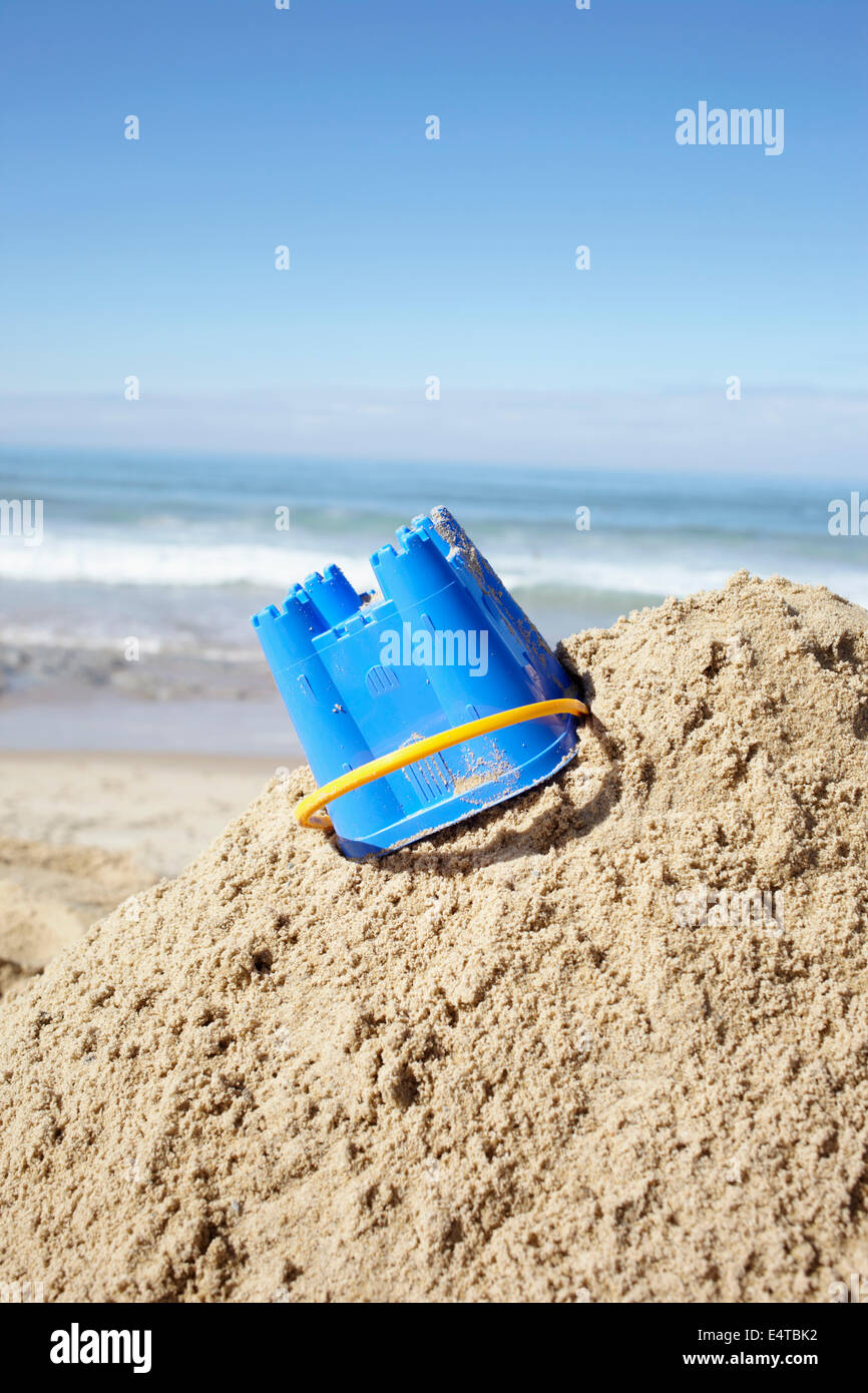 Toy benna e il castello di sabbia in spiaggia, Biarritz, Pyrenees-Atlantiques, Francia Foto Stock