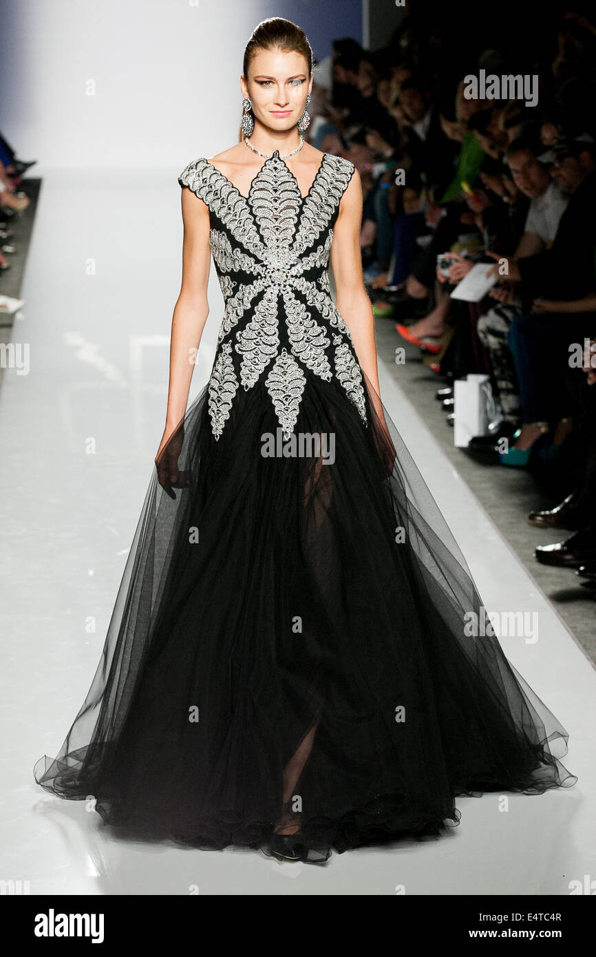 Renato Balestra sfilata di moda a Roma durante la settimana della moda haute couture Foto stock Alamy