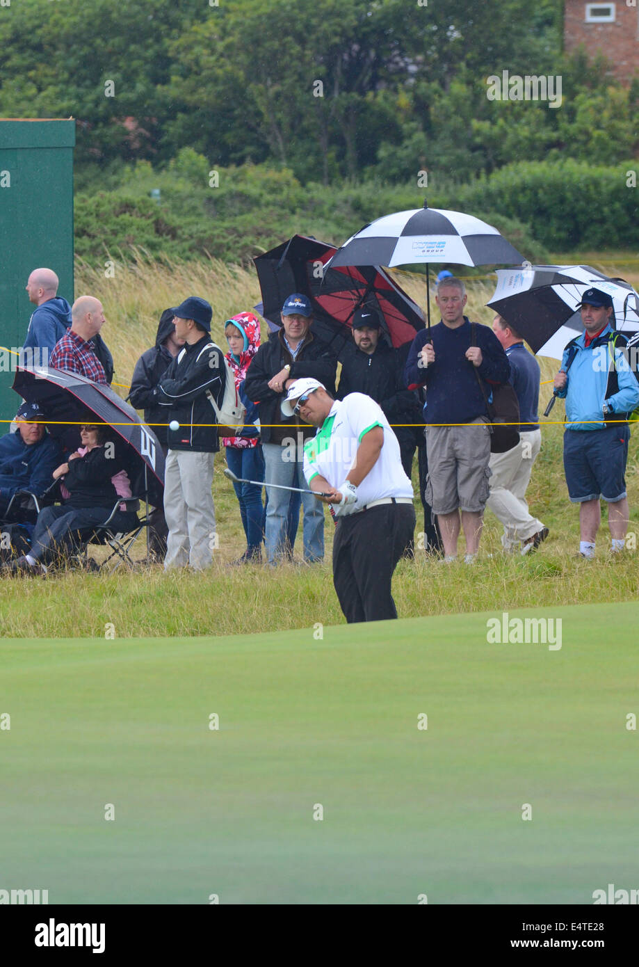 Royal Liverpool Golf club, Hoylake, UK. 16 Luglio, 2014. Kiradech Aphibarnrat in un bunker durante la pratica Credito: rsdphotography/Alamy Live News Foto Stock