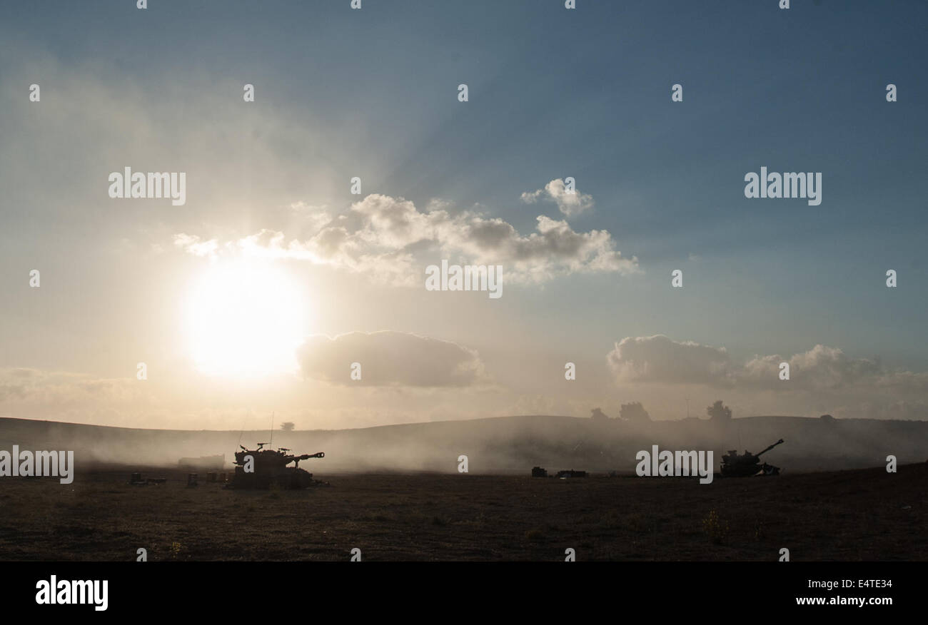 Frontiera Gaza, Funzionamento Bordo di protezione. 16 Luglio, 2014. Un israeliano semoventi obice (R) incendi un guscio verso la striscia di Gaza in una posizione nel sud di Israele vicino al confine con la striscia di Gaza, il nono giorno di funzionamento del bordo protettivo, il 16 luglio 2014. Israele concordato il mercoledì a cessare la sua batte sulla striscia di Gaza per cinque ore il giovedì per consentire aiuti umanitari per l'enclave, i militari israeliani detto. Credito: Li Rui/Xinhua/Alamy Live News Foto Stock