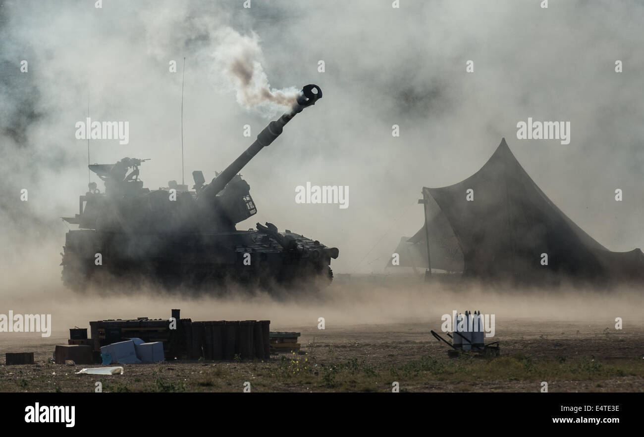 Frontiera Gaza, Funzionamento Bordo di protezione. 16 Luglio, 2014. Un israeliano semoventi obice incendi un guscio verso la striscia di Gaza in una posizione nel sud di Israele vicino al confine con la striscia di Gaza, il nono giorno di funzionamento del bordo protettivo, il 16 luglio 2014. Israele concordato il mercoledì a cessare la sua batte sulla striscia di Gaza per cinque ore il giovedì per consentire aiuti umanitari per l'enclave, i militari israeliani detto. Credito: Li Rui/Xinhua/Alamy Live News Foto Stock