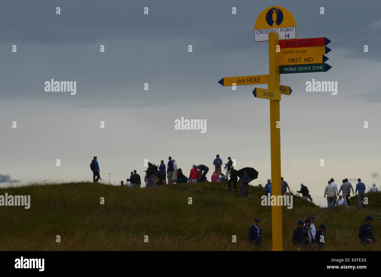 Royal Liverpool Golf club, Hoylake, UK. 16 Luglio, 2014. Gli spettatori a prepararsi per tempo umido come il cielo diventa più scuro Credito: rsdphotography/Alamy Live News Foto Stock