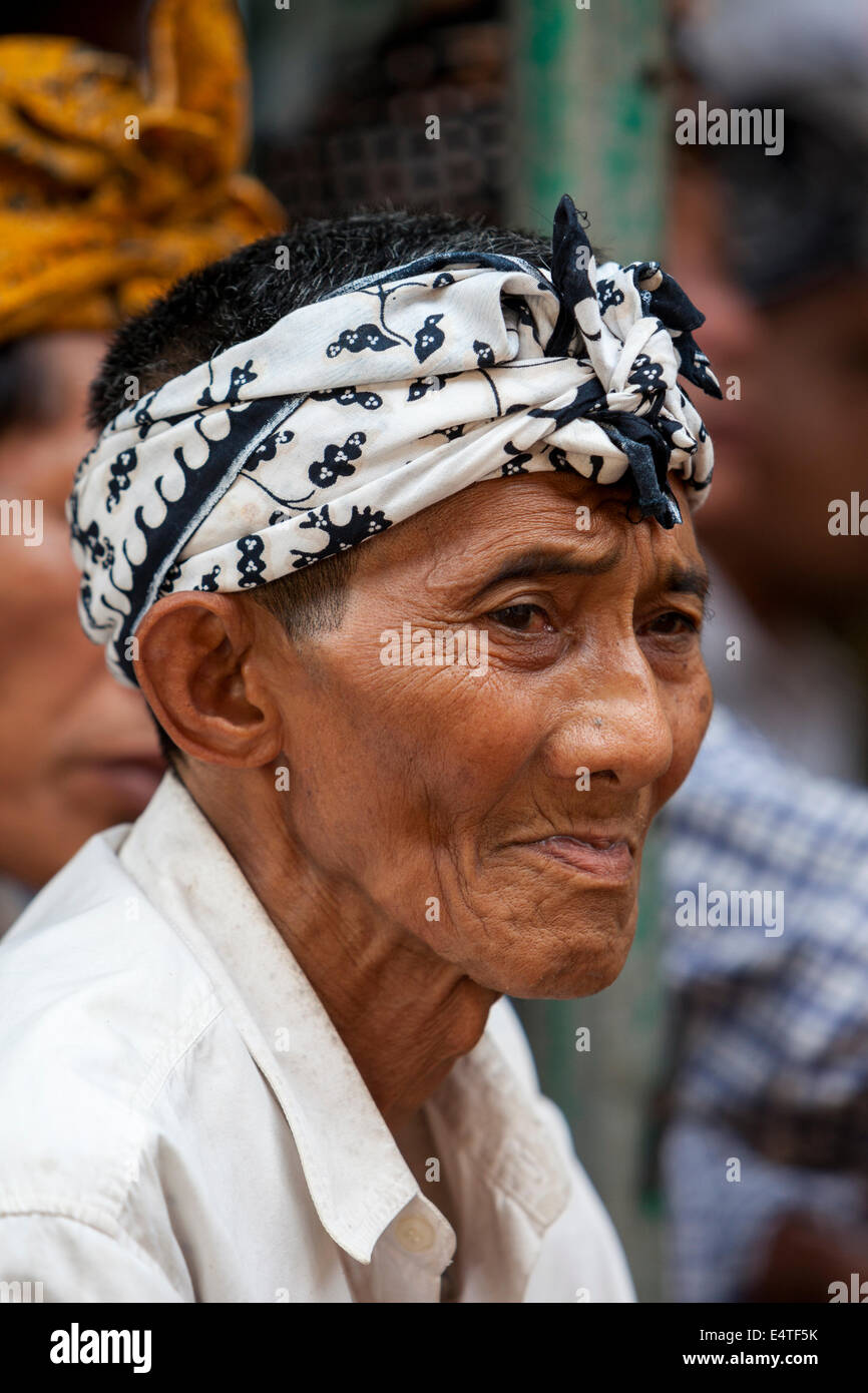 Bali, Indonesia. Anziani indù Balinese uomo che indossa un Udeng, la tradizionale testa maschio panno. Foto Stock