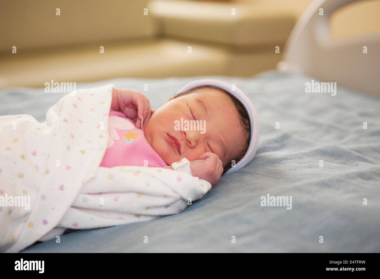 Neonato ragazza in ospedale Foto Stock