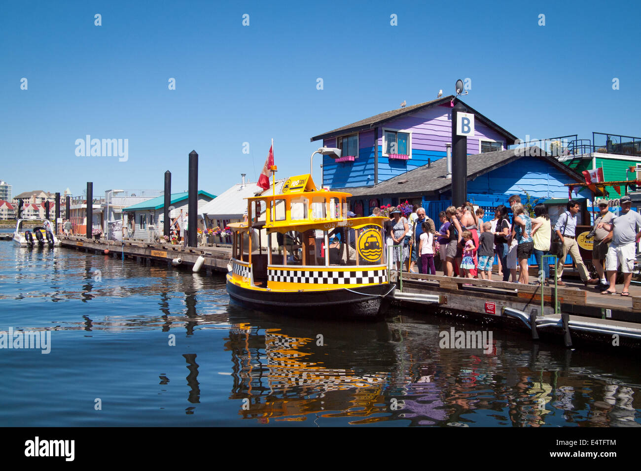 Una vista di una Victoria H2O il Taxi acqueo e turisti al Fisherman's Wharf in Victoria, British Columbia, Canada. Foto Stock