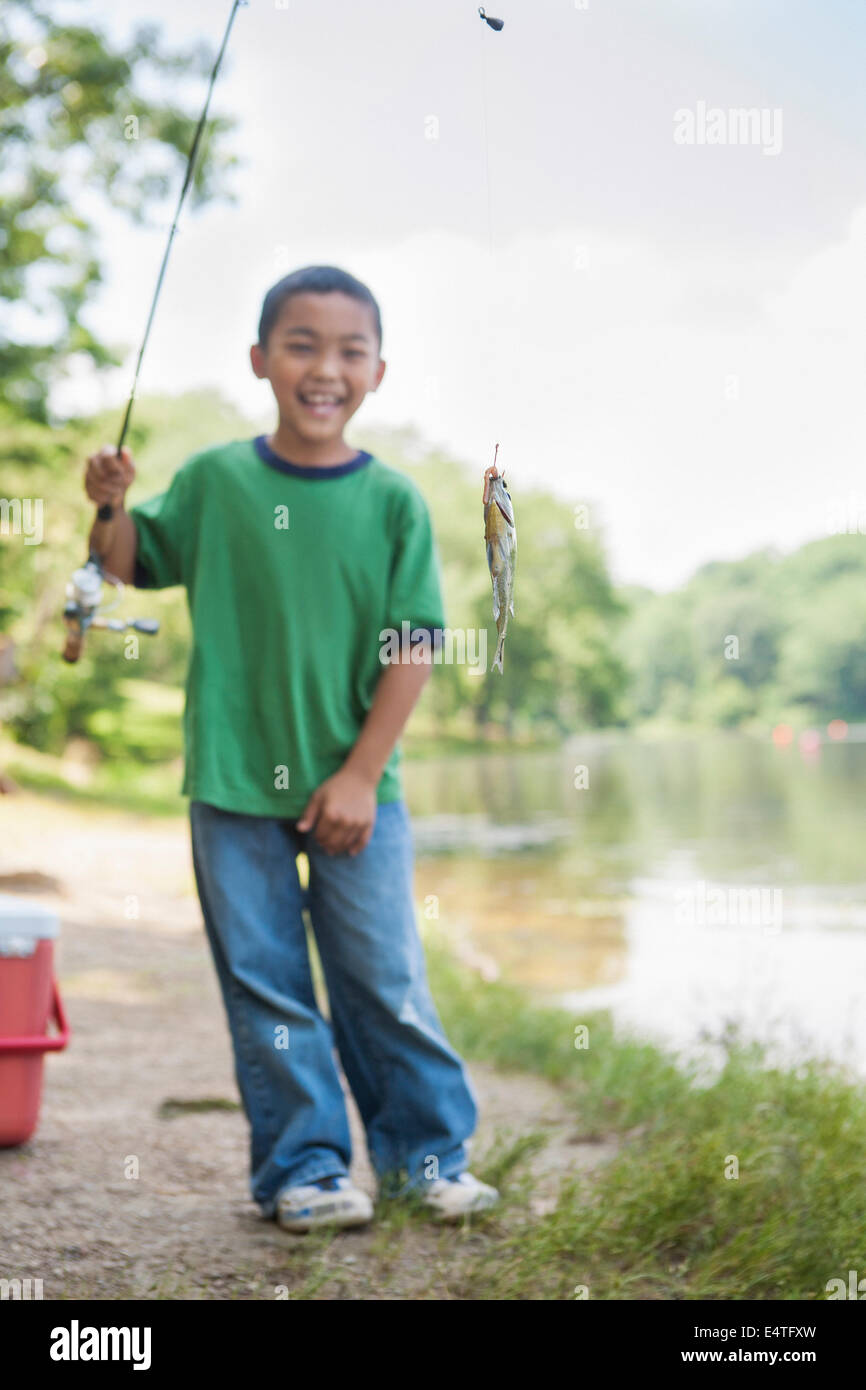 Ragazzo emozionato dopo aver catturato un pesce piccolo, Lago di Fairfax, Reston, Virginia, Stati Uniti d'America Foto Stock