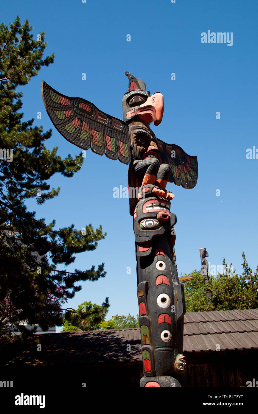 Un Kwakwa̱ka̱'wakw (il Kwakiutl) in onore del totem pole in Thunderbird Park in Victoria, British Columbia, Canada. Foto Stock