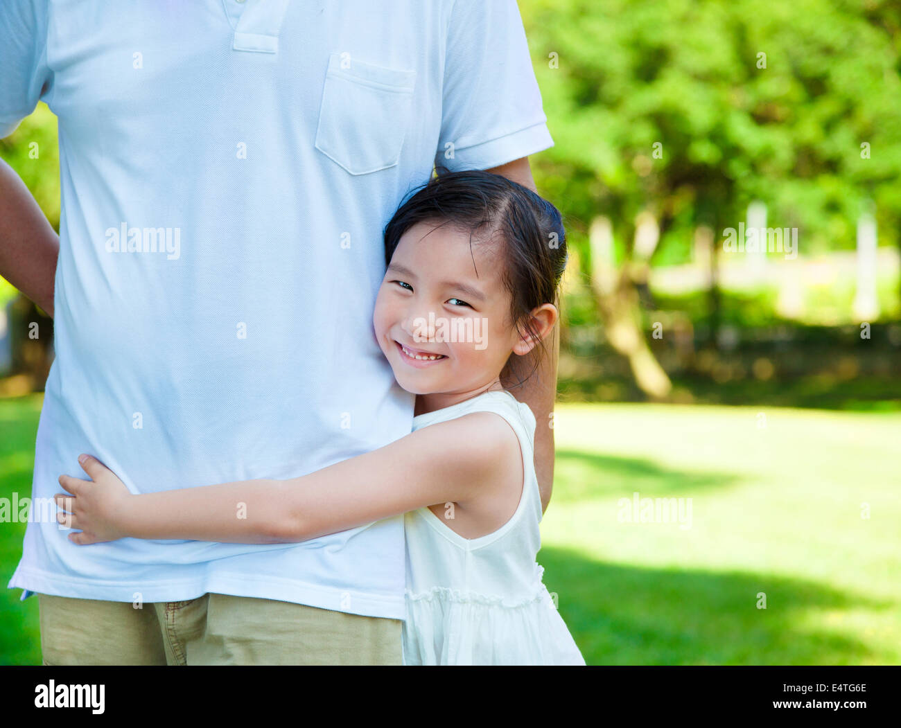 Graziosa bambina abbraccio padre vita nel parco Foto Stock