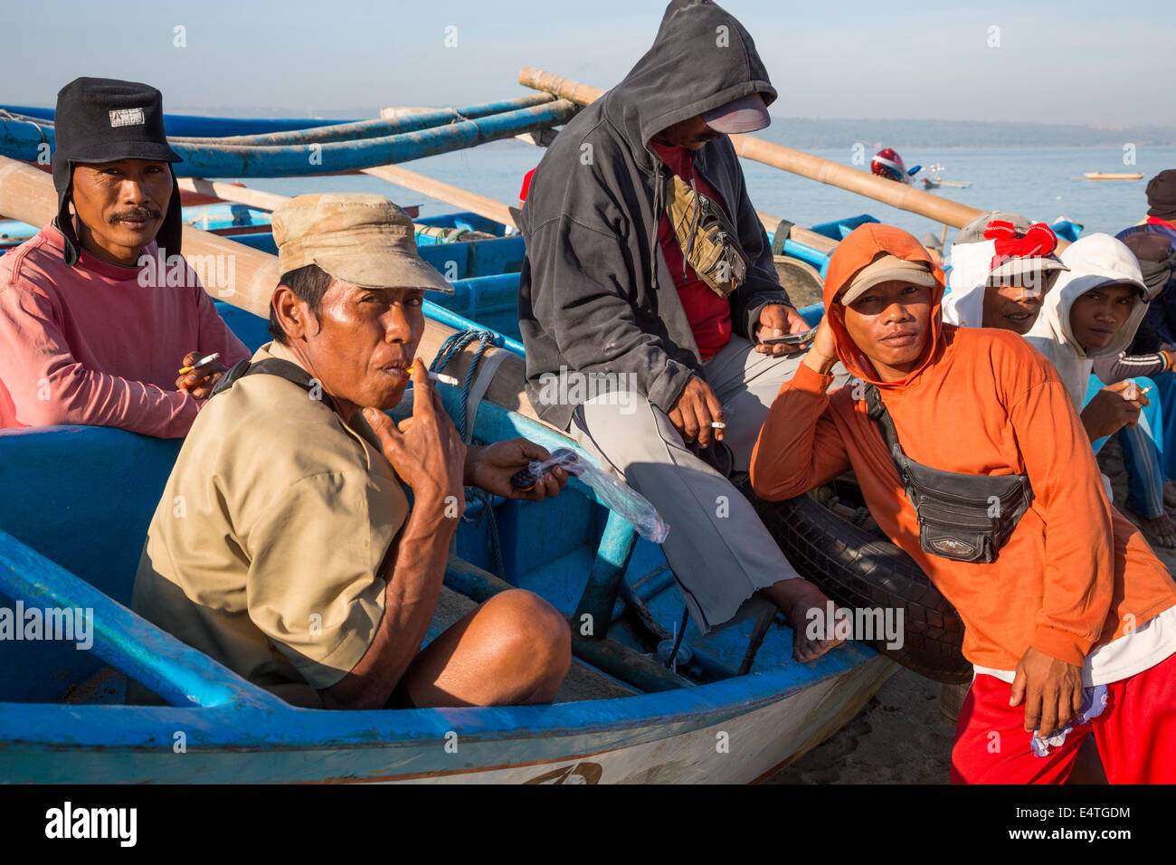 Jimbaran, Bali, Indonesia. I pescatori Balinese rilassante sulla spiaggia, la mattina presto. Foto Stock Jimbaran, Bali, Indonesia. I pescatori Balinese rilassante sulla spiaggia, la mattina presto. Foto Stock