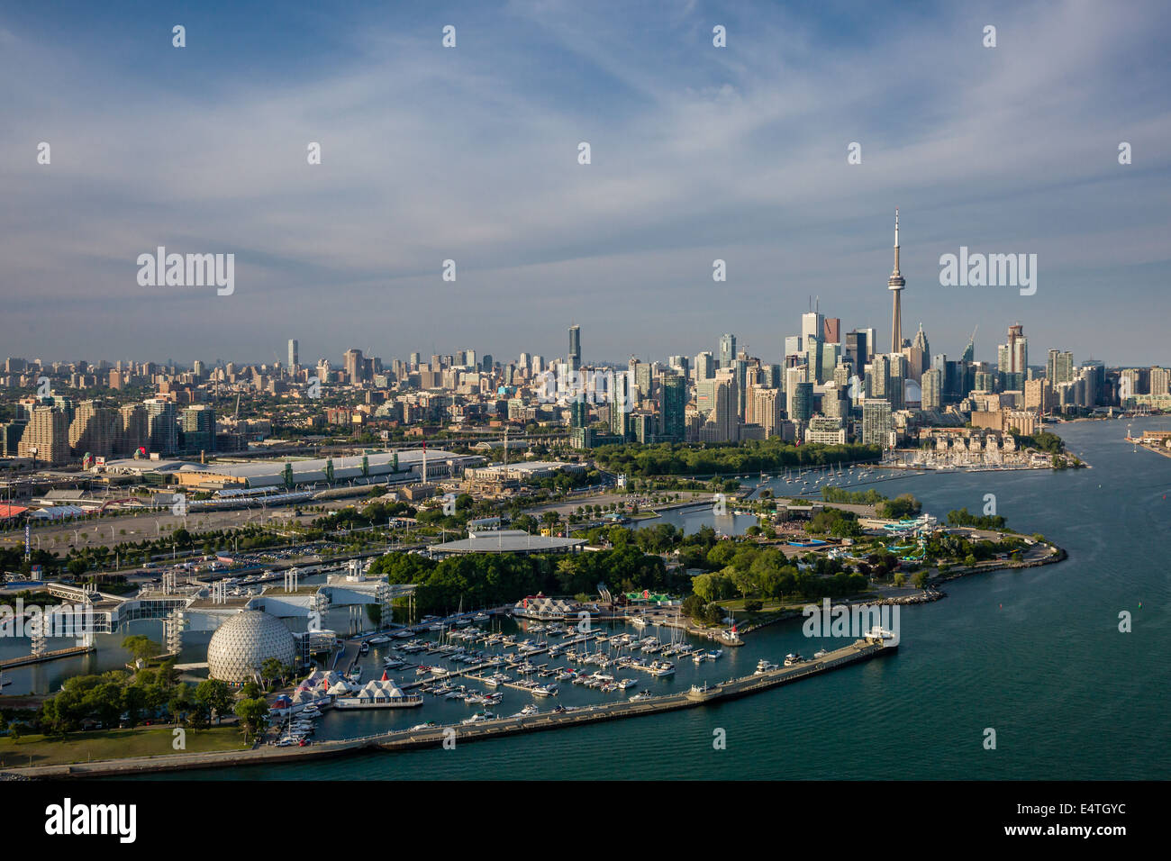 Foto aerea del centro cittadino di Toronto con Ontario Place e marina in primo piano. Foto Stock