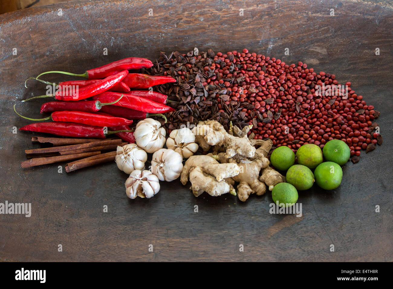 Spezie Balinese: aglio, zenzero, Chilis, cannella, tigli, Anice Stellato, plus Saga Tree (cordone rosso albero) Semi per decorazione. Foto Stock Spezie Balinese: aglio, zenzero, Chilis, cannella, tigli, Anice Stellato, plus Saga Tree (cordone rosso albero) Semi per decorazione. Foto Stock
