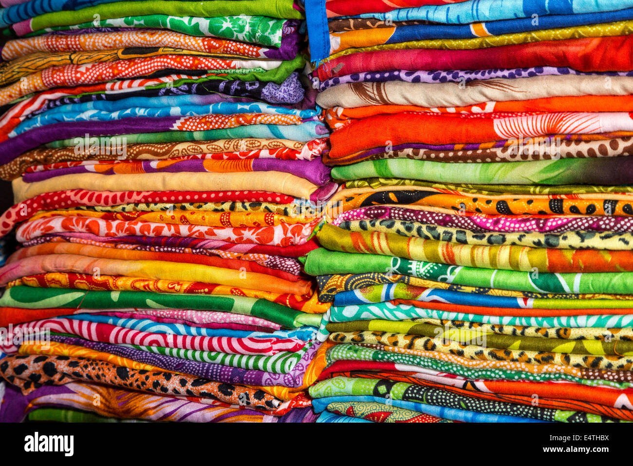 Sukawati, Bali, Indonesia. Parei ripiegato in un negozio locale. Foto Stock