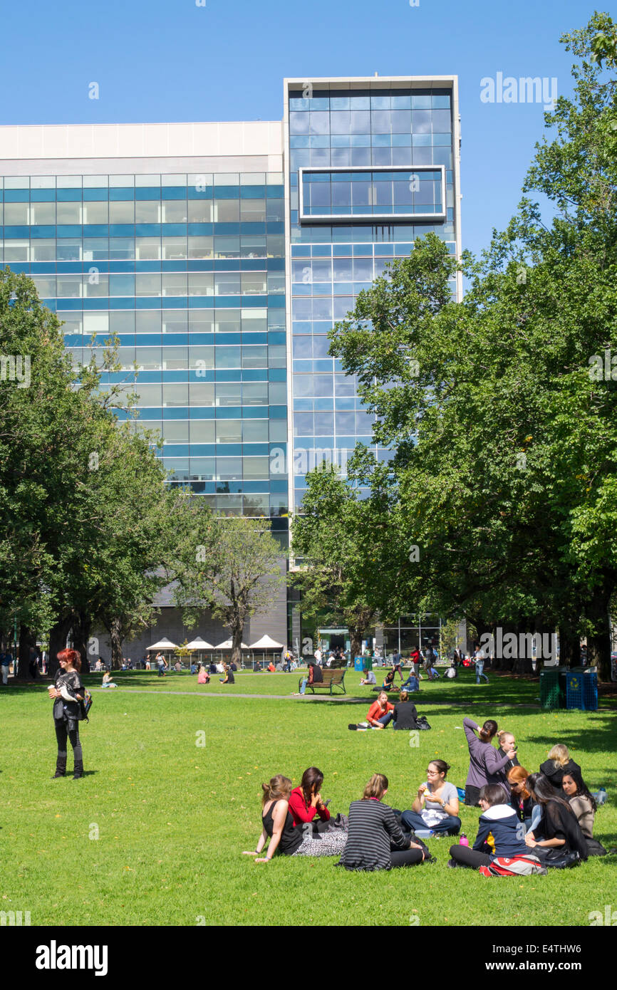 Melbourne Australia,Victoria Carlton,Parkville,University of Melbourne,campus,scuola,University Square,Law School,Student students Education pupill pup Foto Stock