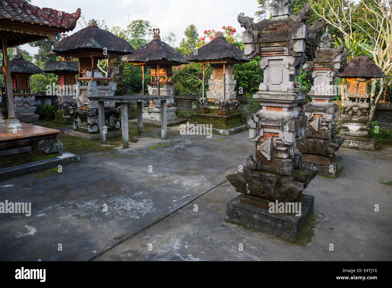 Bali, Indonesia. Santuari agli antenati all'interno di un Indù Villaggio Balinese composto di famiglia. Foto Stock