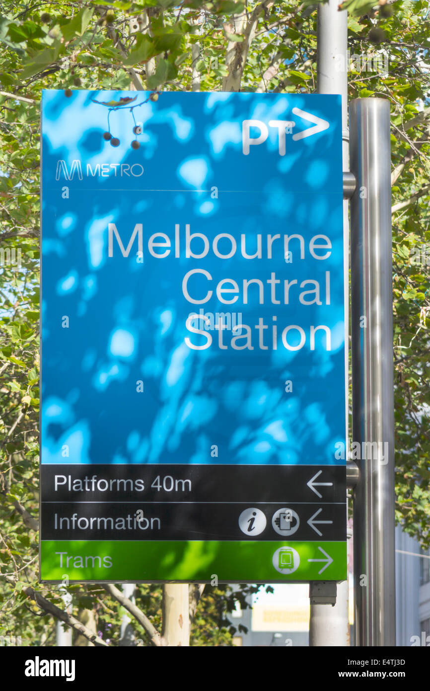 Melbourne Australia,Stazione Centrale,ferrovia,rete metropolitana,Elizabeth,la Trobe Street,segnaletica,informazioni,indicazioni,frecce,AU140319100 Foto Stock