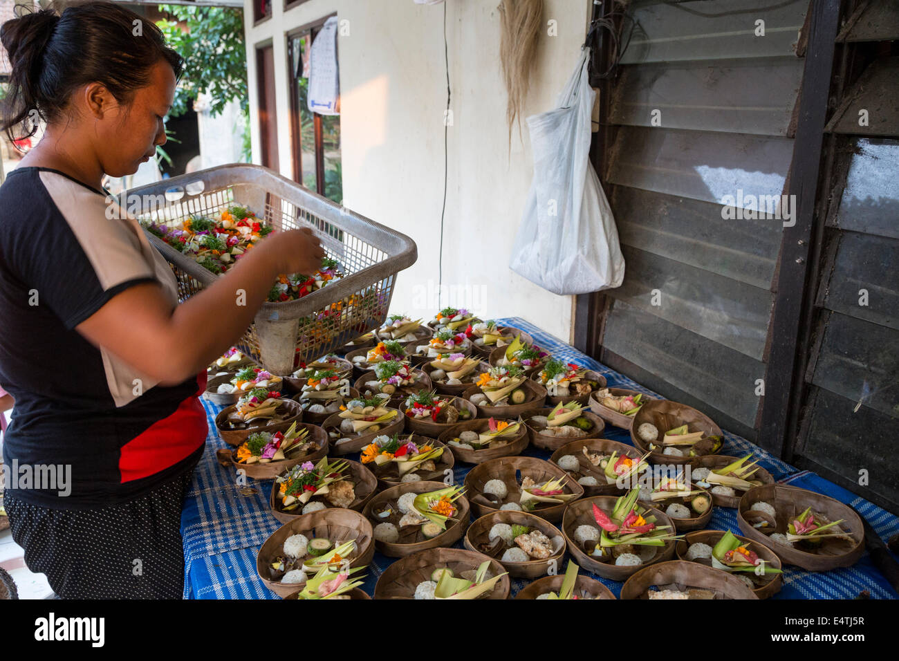 Bali, Indonesia. Balinese donna Indù offerte di raccolta (Canangs) di prendere per il tempio. Foto Stock Bali, Indonesia. Balinese donna Indù offerte di raccolta (Canangs) di prendere per il tempio. Foto Stock