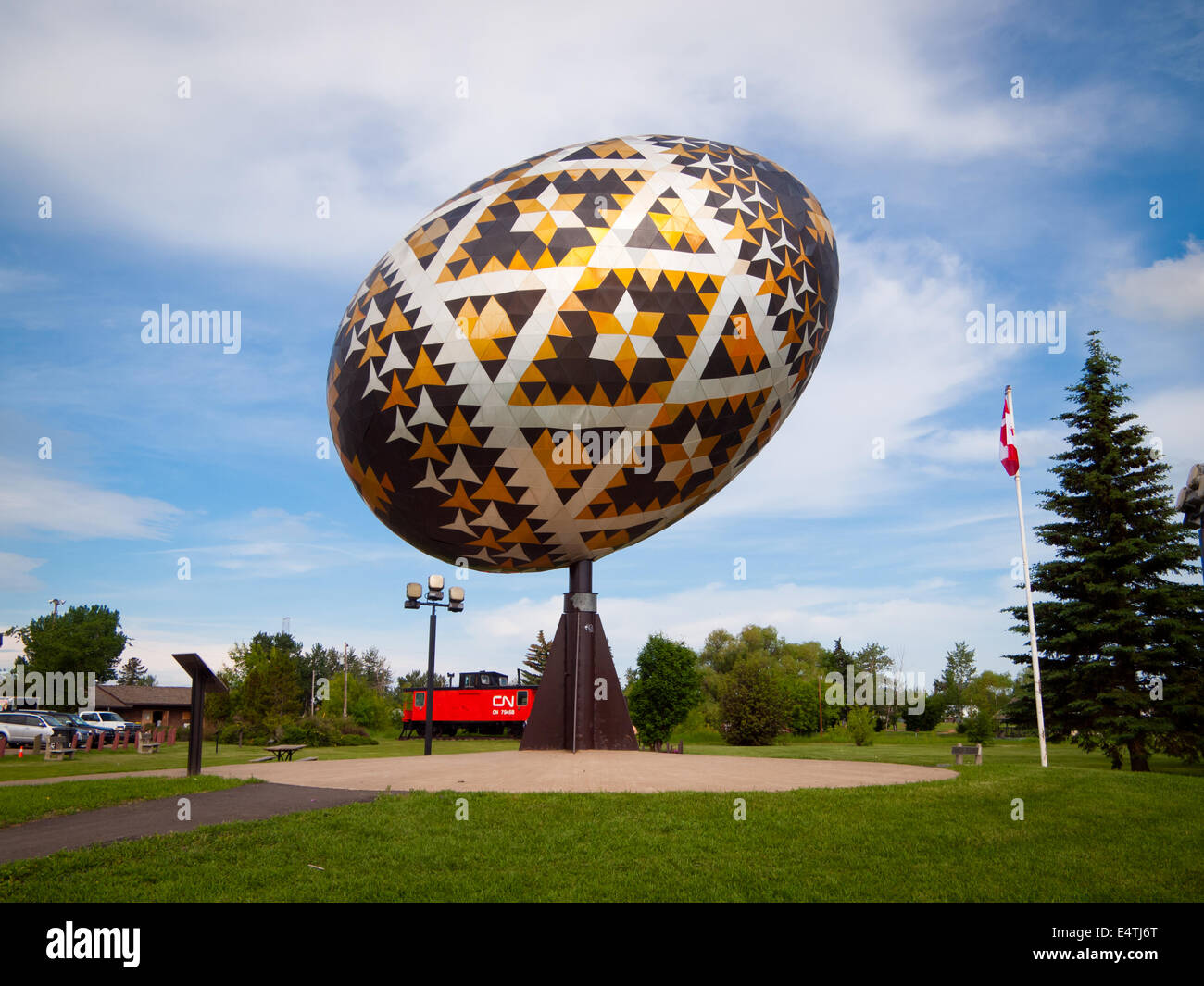 Il Vegreville uovo, un gigante (più grande del mondo) scultura di un pysanka, un ucraino stile di uovo di Pasqua. Vegreville, Alberta, Canada. Foto Stock