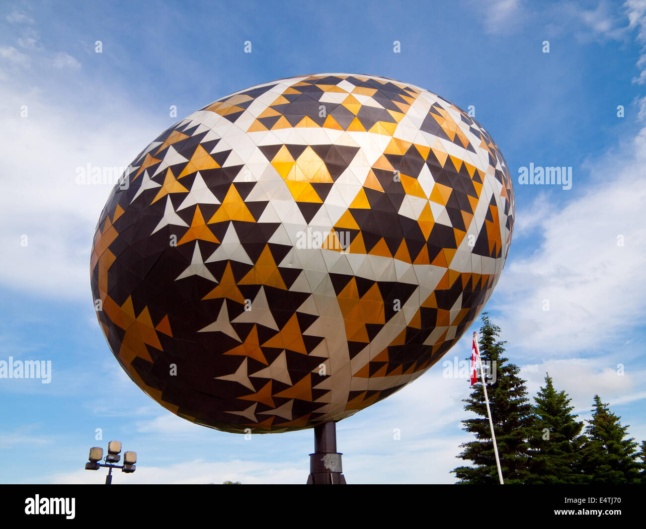 Il Vegreville uovo, un gigante (più grande del mondo) scultura di un pysanka, un ucraino stile di uovo di Pasqua. Vegreville, Alberta, Canada. Foto Stock