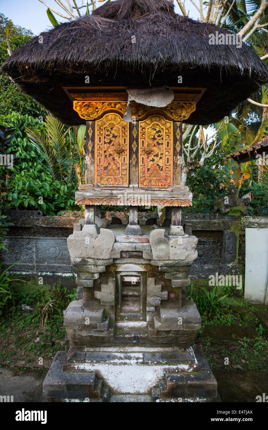 Bali, Indonesia. Santuario di un antenato all'interno di un Indù Villaggio Balinese composto di famiglia. Foto Stock